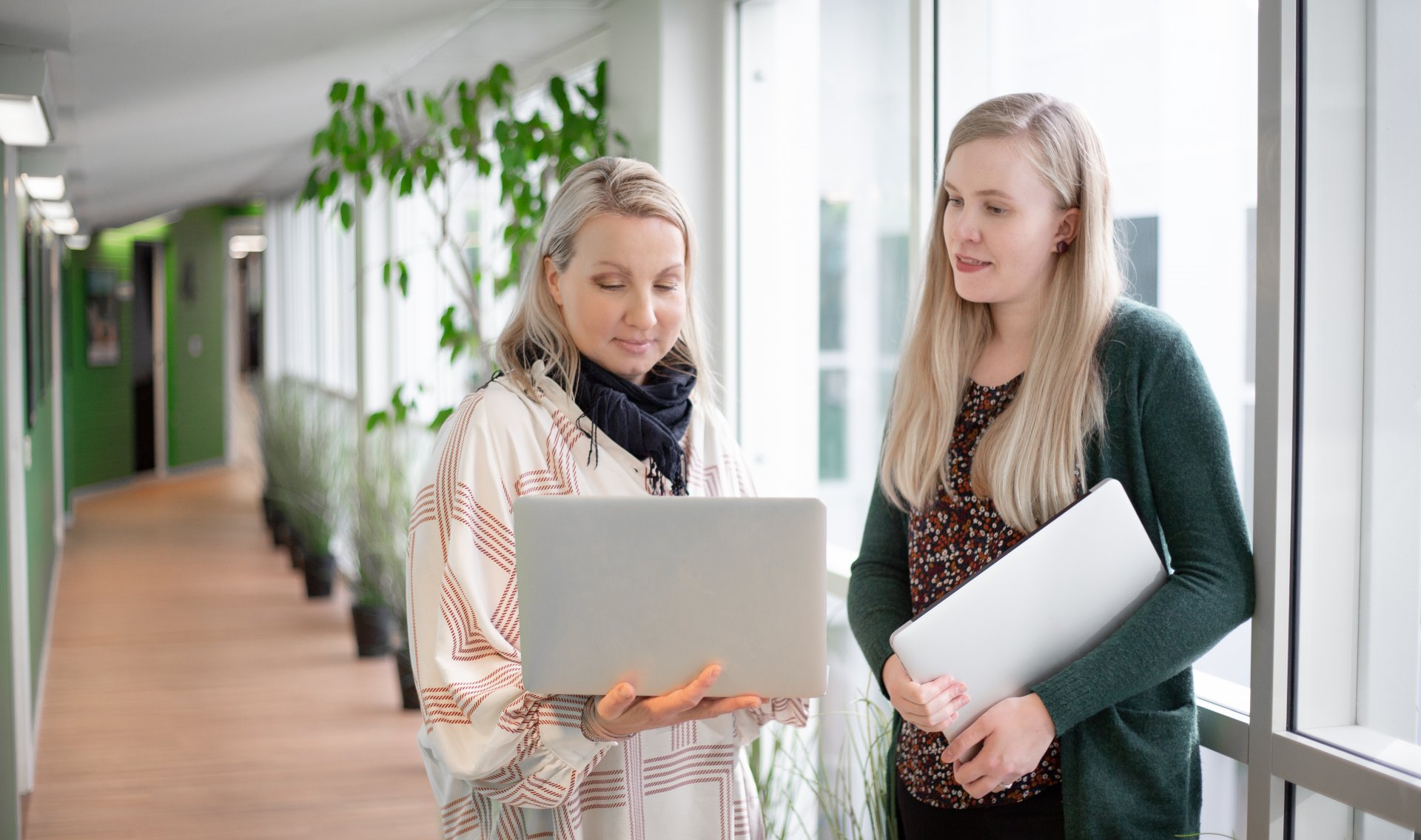 Personnes souriantes utilisant l'outil d'email marketing B2B LianaMailer sur un ordinateur portable.