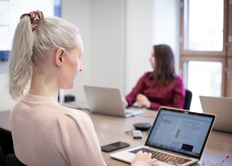 Une personne envoyant des emails transactionnels sur un ordinateur portable