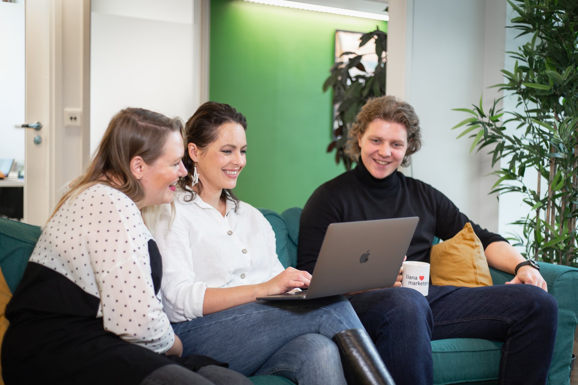 Des personnes souriantes utilisant l'outil d'email marketing LianaMailer pour créer des newsletters B2C