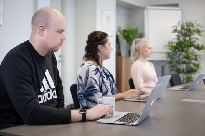 Employés de Liana lors d'une réunion sur les campagnes email marketing B2B