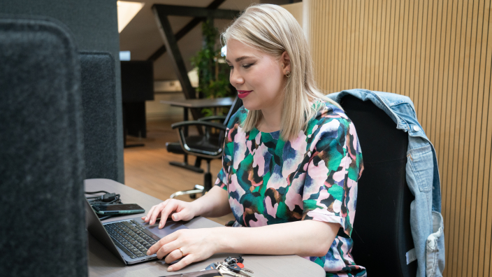 Une personne travaillant sur un ordinateur avec l'outil Ungapped