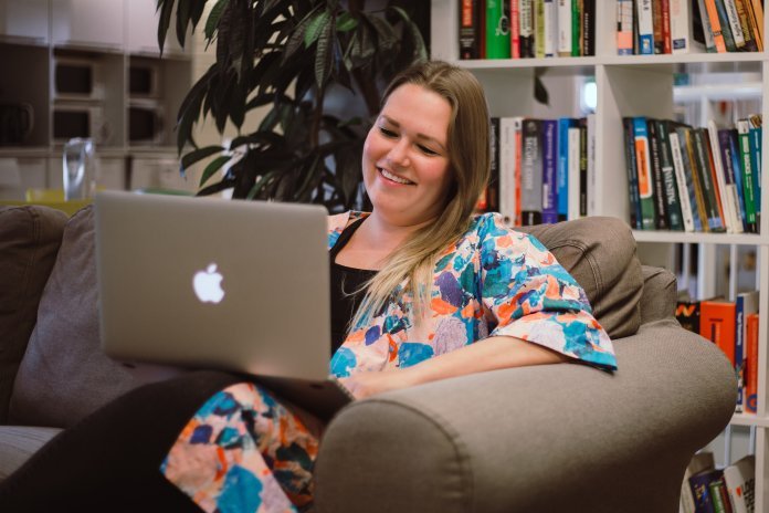 Employé de Liana utilisant l'outil d'email marketing B2C LianaMailer sur son ordinateur portable.