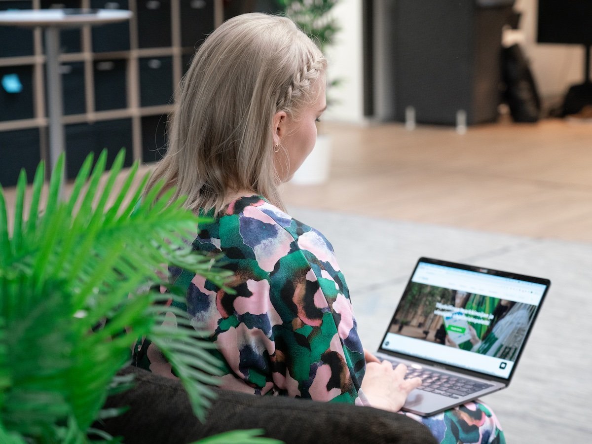 Une personne travaillant sur un ordinateur portable