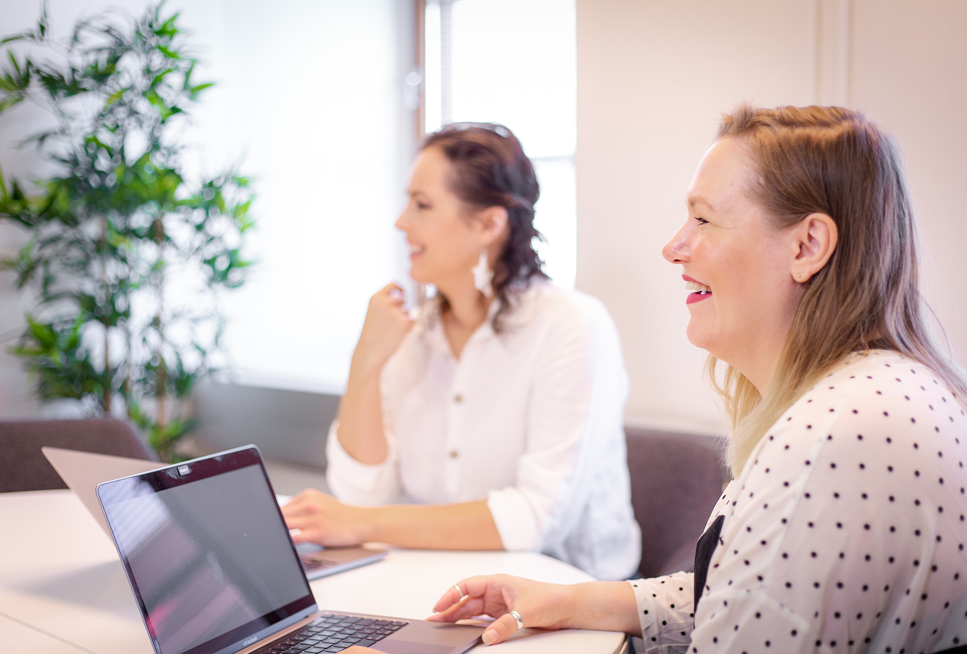 Des personnes souriantes utilisant le logiciel marketing automation LianaAutomation sur un ordinateur portable