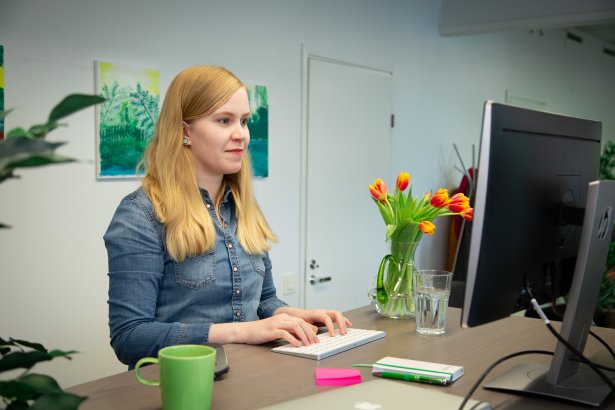 Femme souriante travaillant à son bureau