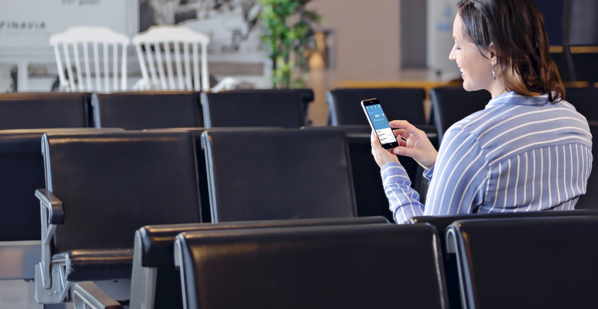 Femme d'affaire travaillant sur un téléphone portable