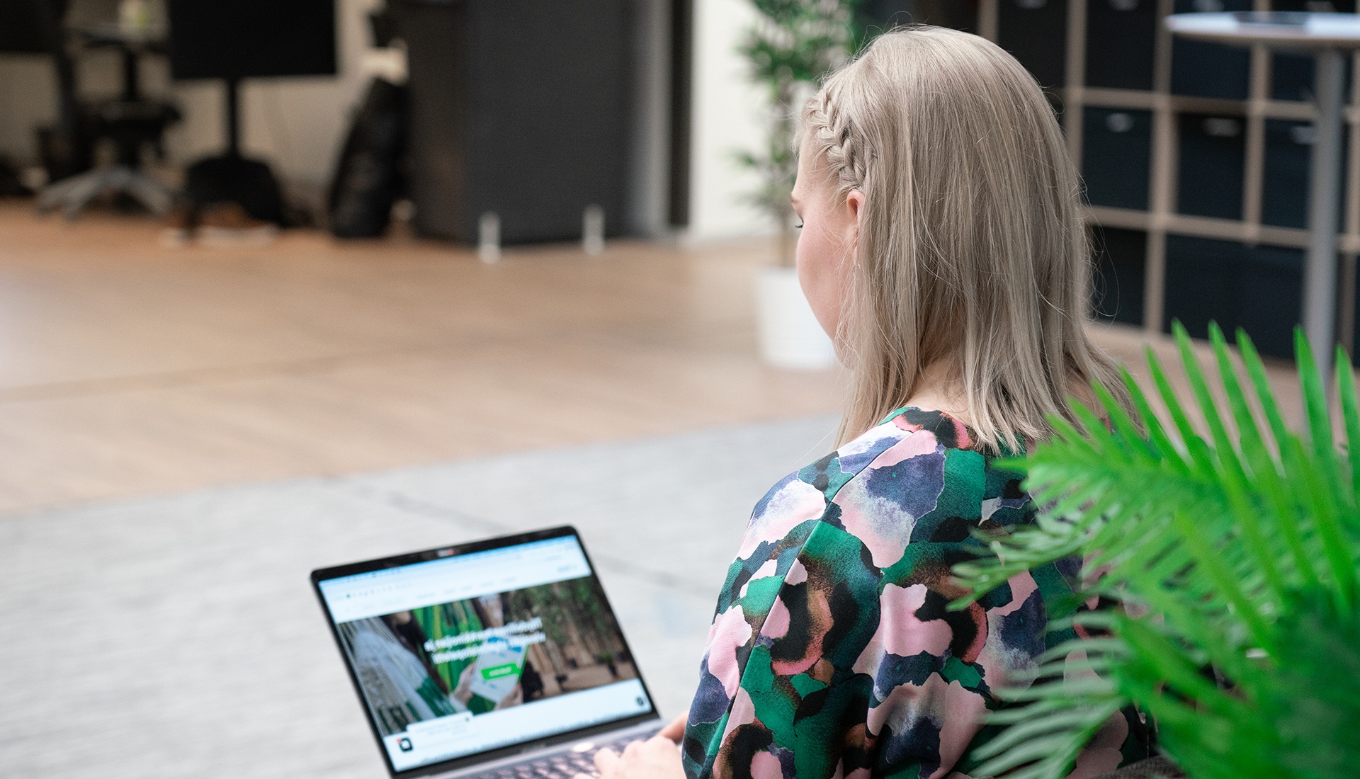 Une personne travaillant sur un ordinateur portable