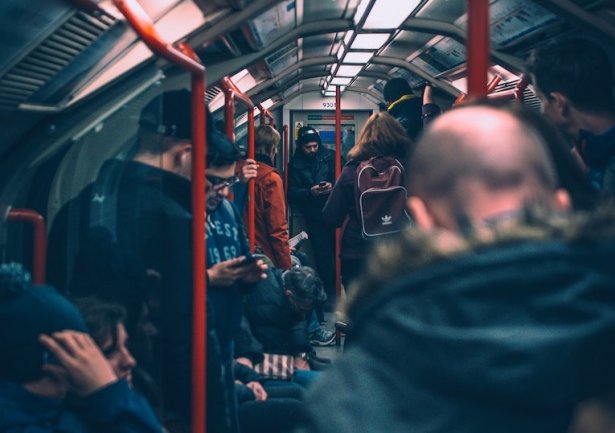 Personnes dans un métro