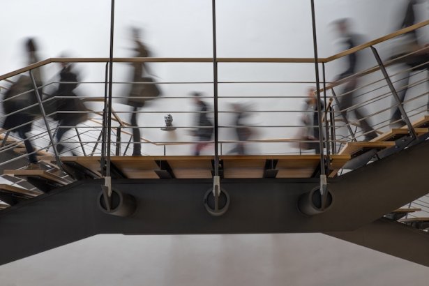 Personnes dans des escaliers