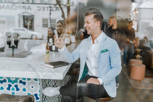 Homme utilisant un téléphone dans un restaurant