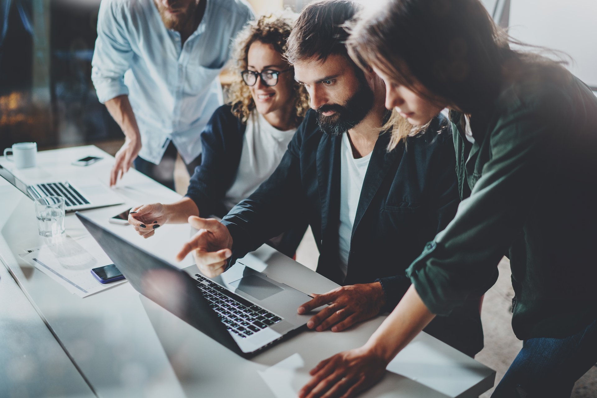 Groupe de personnes travaillant avec des ordinateurs portables
