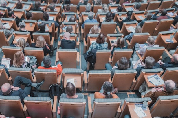 Étudiants dans un amphithéâtre