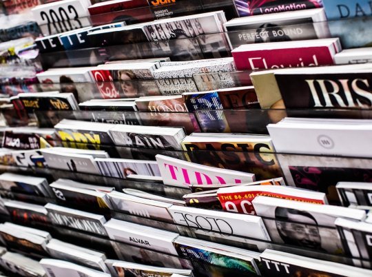 Magazines sur un stand