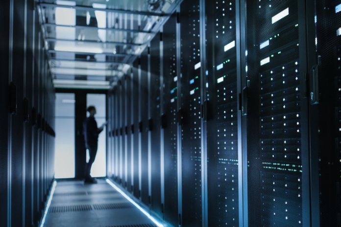 Personne travaillant dans une salle de serveurs