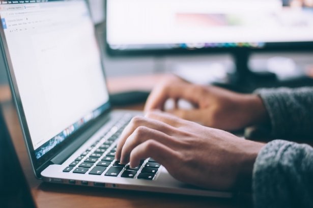 Personne tapant sur un clavier d'ordinateur
