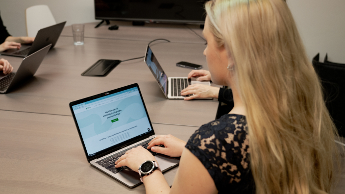 Une personne travaillant sur un ordinateur portable avec l'outil Ungapped