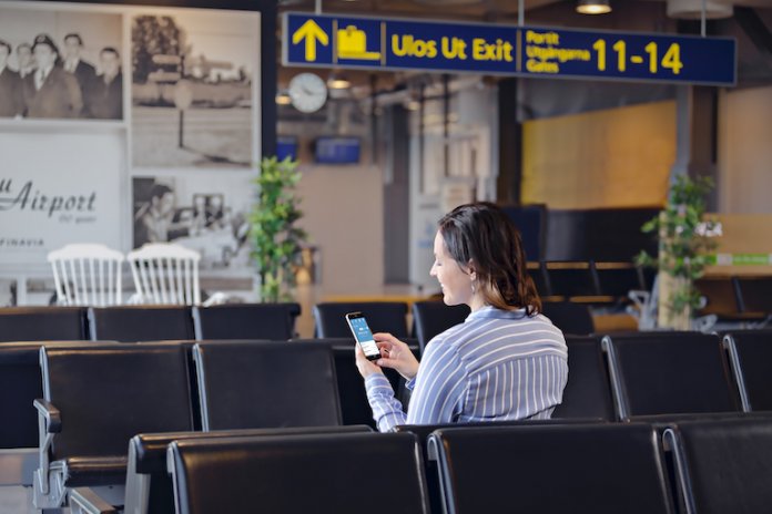 Une personne souriante qui envoie des SMS automatisés avec le logiciel marketing automation LianaAutomation.