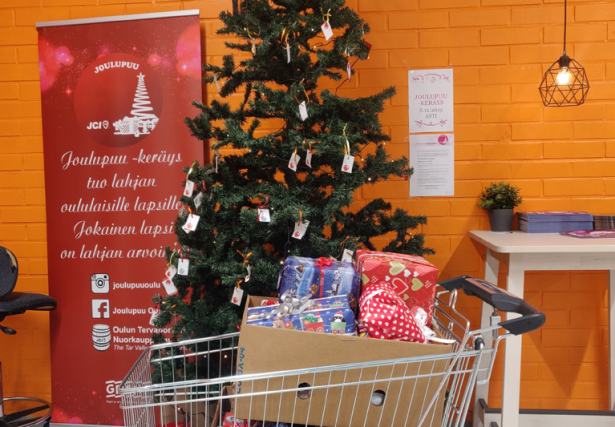 Les cadeaux de Noël de Liana pour la fondation de l'Arbre de Noël